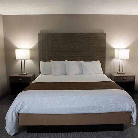 AmeriVu Inn&Suites Lomira Bagian luar foto