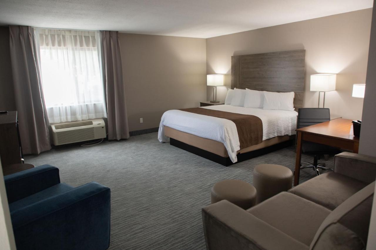 AmeriVu Inn&Suites Lomira Bagian luar foto