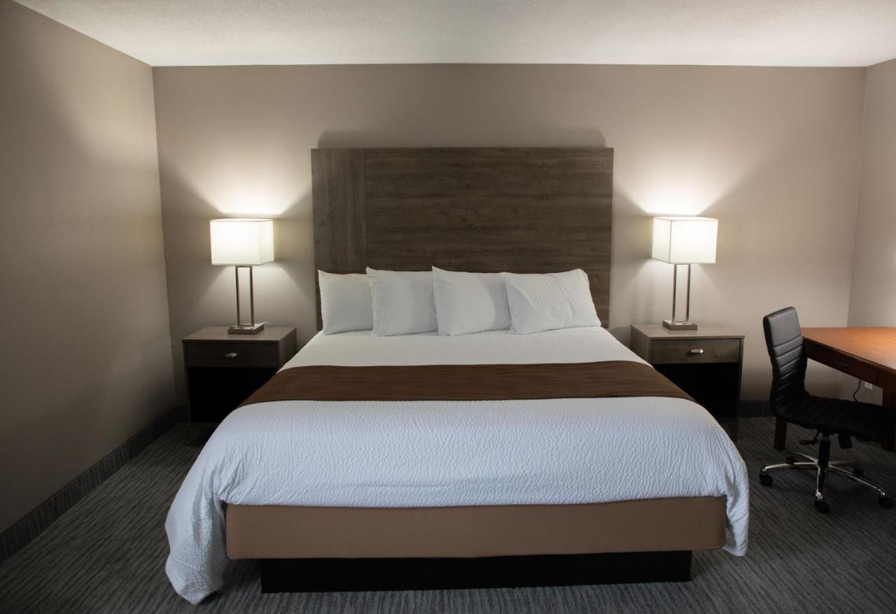 AmeriVu Inn&Suites Lomira Bagian luar foto