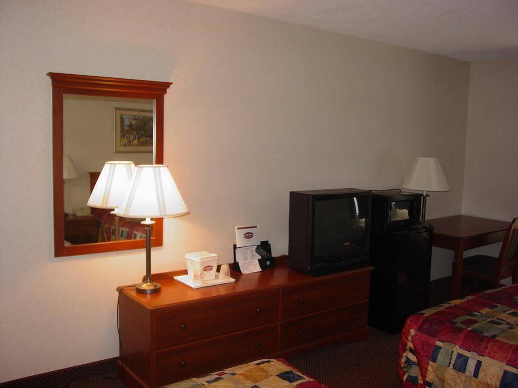 AmeriVu Inn&Suites Lomira Bagian luar foto