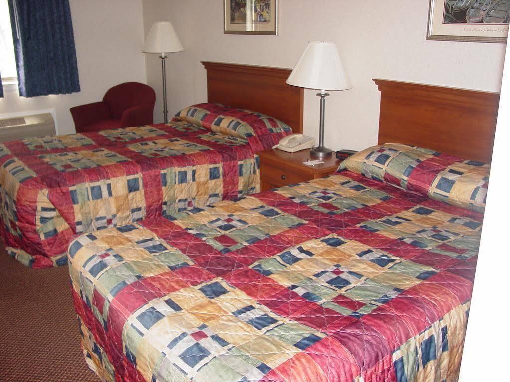 AmeriVu Inn&Suites Lomira Bagian luar foto