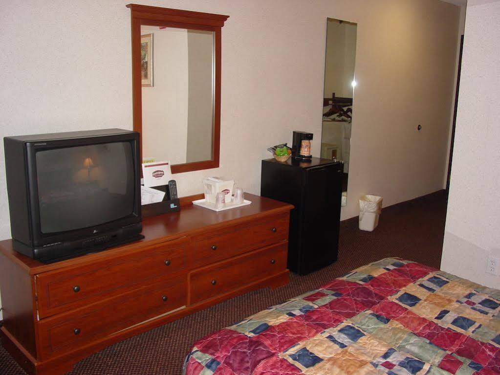 AmeriVu Inn&Suites Lomira Bagian luar foto