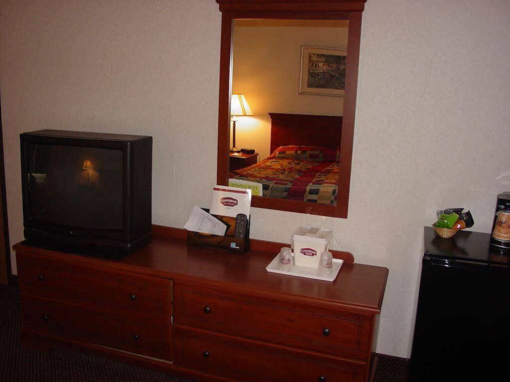 AmeriVu Inn&Suites Lomira Bagian luar foto