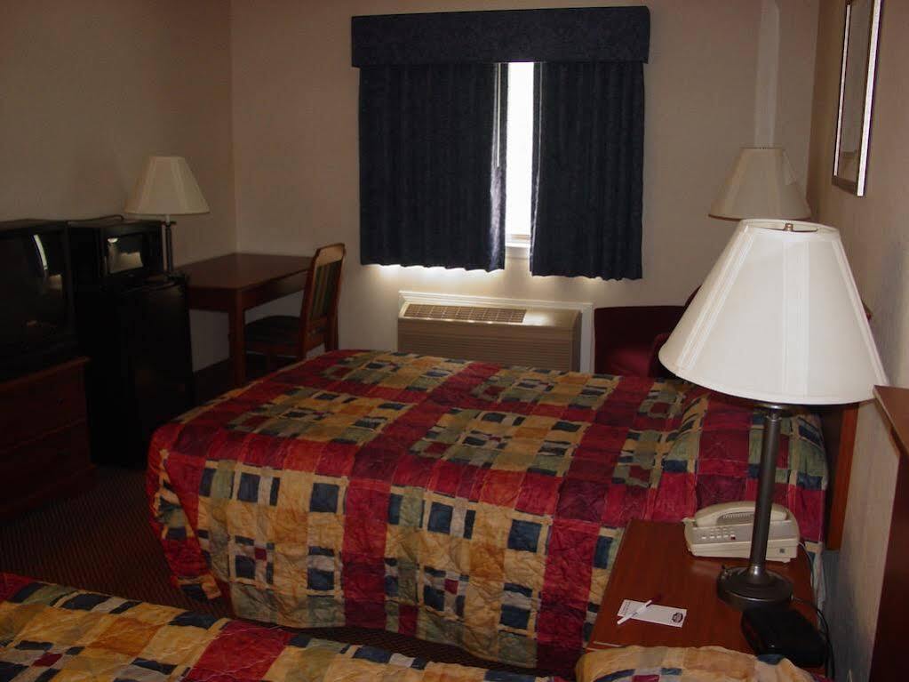 AmeriVu Inn&Suites Lomira Bagian luar foto