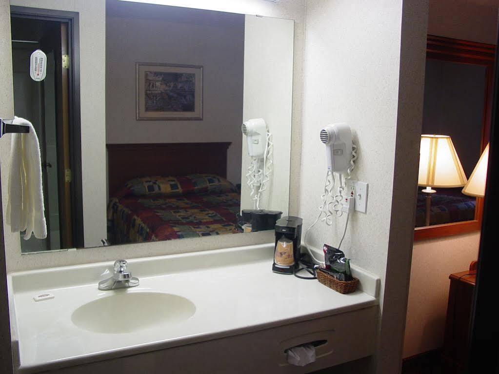 AmeriVu Inn&Suites Lomira Bagian luar foto
